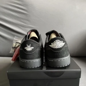 Air Jordan 1 Retro High OG Black Toe (2016)  - Skor i storlek 42. Skosnören, box och kvitto tillkommer! 