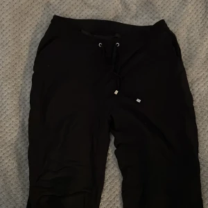 Byxor - Fladdriga byxor i skönt material. Perfekt till sommaren storlek XS