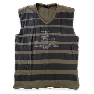 Randigt linne - Coolt randigt linne! Armarna är avklippta så finns liten ”kant” men inget man lägger märke till