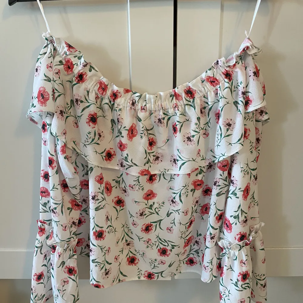 Long sleeved off the shoulder top. Worn only a few times, good condition (no rips). Really breathable fabric, good for spring and summer. . Blusar.