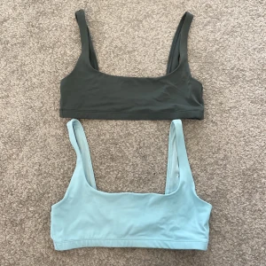 Bikiniöverdelar - Bikiniöverdelar från Weekday. Storlek S på den militärgröna och storlek M på den ljusblåa. Säljes styckvis 30kr/st eller ihop 50kr.