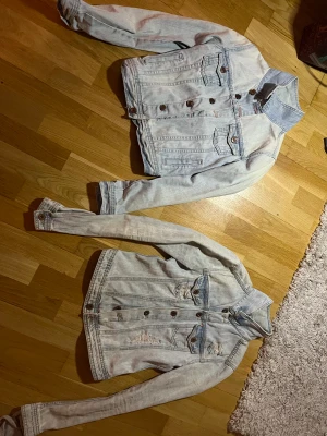 Två jeans jackor  - Ena i Stl 34 och andra 36