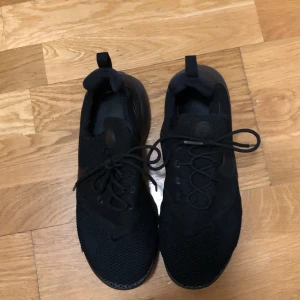 Skor - Heej säljer mina Nike pesto skor tror jag dem heter, har legat i källaren utan nån användning pga de säljer jag dem, helt fräscha använda ungefär 3-4 gpnger helt nya kan man säga💗