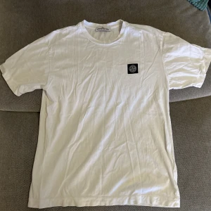 Stone island T-shirt  - Stone island T-shirt som knappt kommit till användning då den är för stor för mig.  Skick 9/10 Köparen står för frakten! Hör av er vid frågor  
