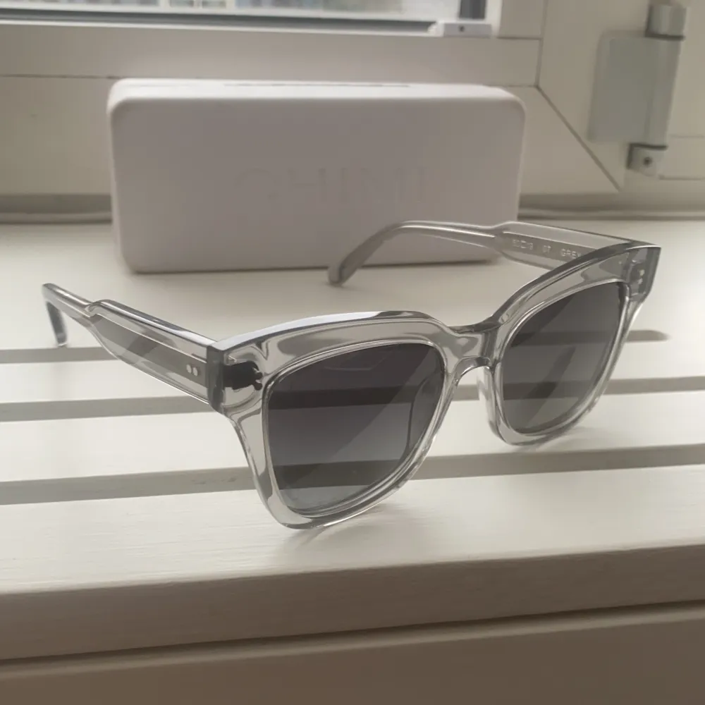 Säljer mina chimi solglasögon i modellen 07, då de inte kommer till användning. Använt fåtal gånger!! 💞Nypris 1200kr💞. Accessoarer.
