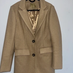 Beige kappa - Beige kappa strl 36  Endast provad  