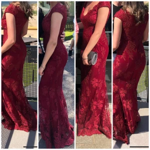 Balklänning  - Säljer min balklänning som endast är använd 1 gång och då under min bal. Den är i jättebra sick då den endast är använd 1 gång och jag bytte om efter bara någon timme, användes bara under röda mattan och middagen. 