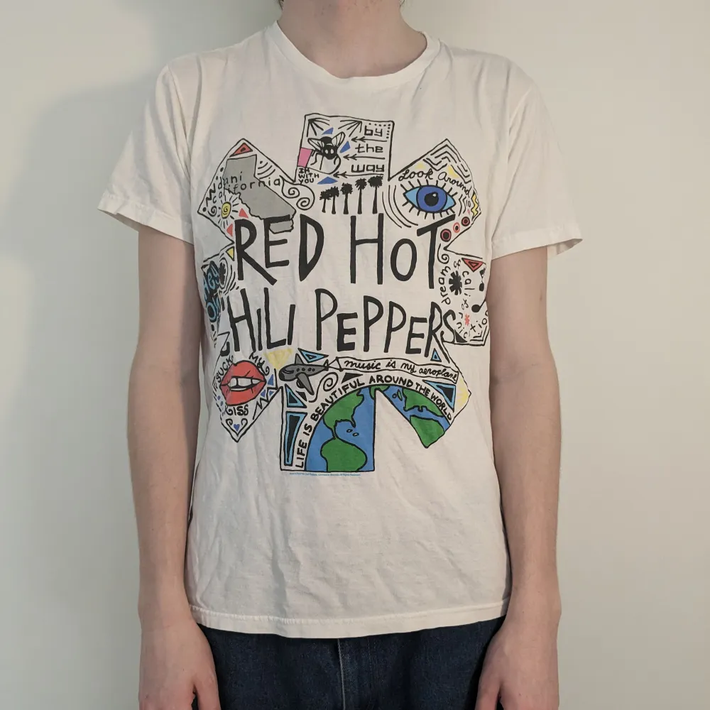 Red Hot Chili Peppers T-shirt köpt på hot topic 2017. Ljusa missfärgningar i armhålan. . T-shirts.