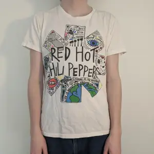 Red Hot Chili Peppers T-shirt köpt på hot topic 2017. Ljusa missfärgningar i armhålan. 