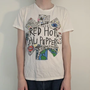 T-shirt, Red Hot Chili Peppers - Red Hot Chili Peppers T-shirt köpt på hot topic 2017. Ljusa missfärgningar i armhålan. 