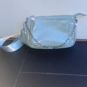 Mint grön väska - En jätte fin pastell/mint grön väska från new yorker. Använd cirka 2 ggr och inga defekter. Jätte fin färg nu till sommaren!☀️