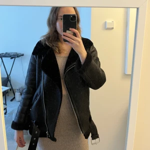 Jacka - Snygg oversize skinnjacka med fluff från Zara! I nyskick. Säljer den då den inte kommer till användning 🦋Jag är 176 cm, storlek S. 