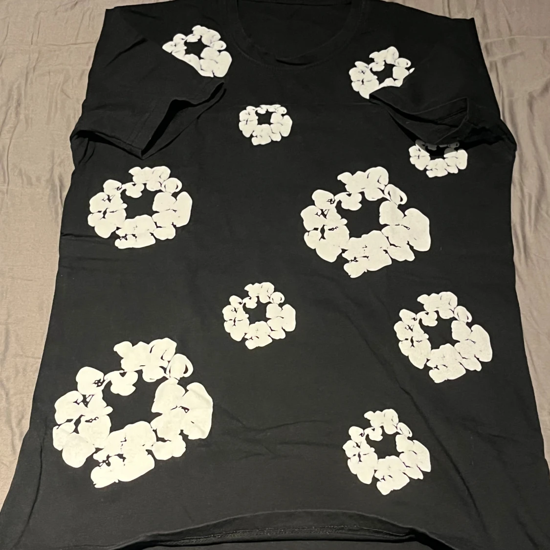 Svart t-shirt med vita blommor - 1