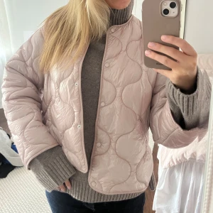 Ljusrosa jacka  - Superfin ljusrosa jacka 