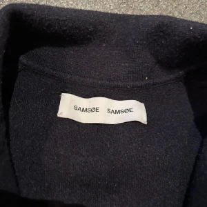 Samsøe overshirt - Sjukt snygg overshirt från Samsøe i ny skick då den endast är använd fåtal gånger. Den kostar 1 499kr ny. Den är i str S och passar dig som är mellan 174-180 ish. Skriv vid minsta fundering!