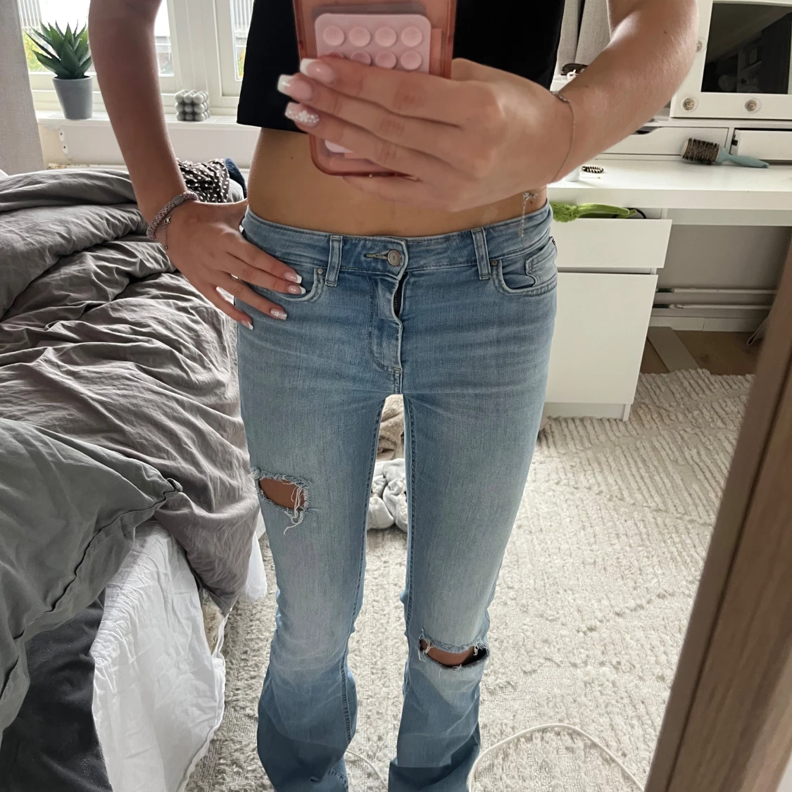 Ljusblå bootcut jeans med slitningar