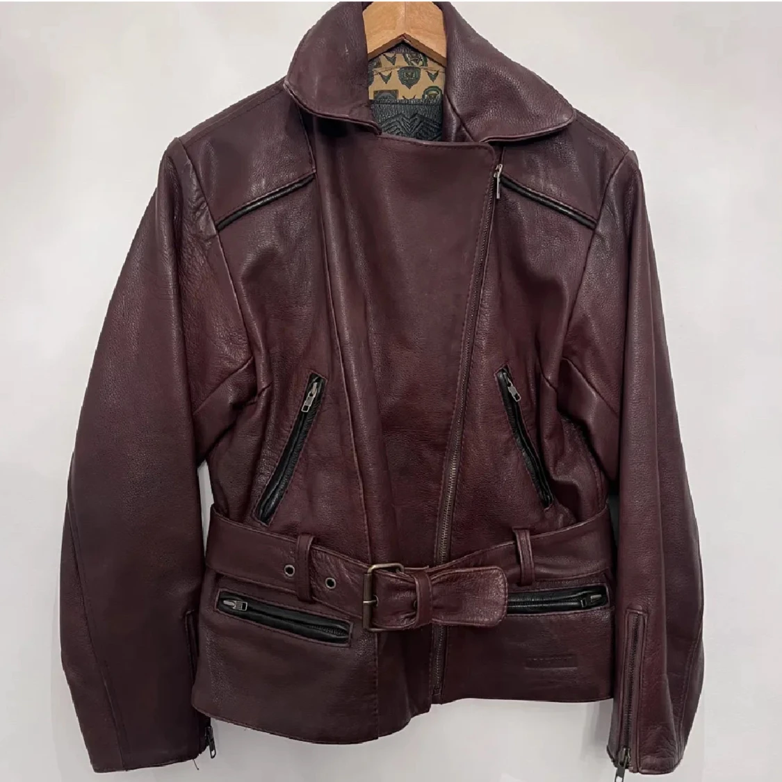 Mörkbrun skinnjacka med bälte - 1