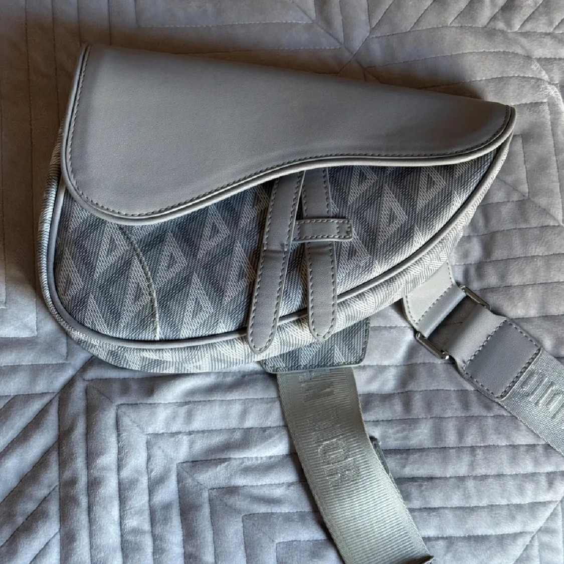 Grå axelväska unisex