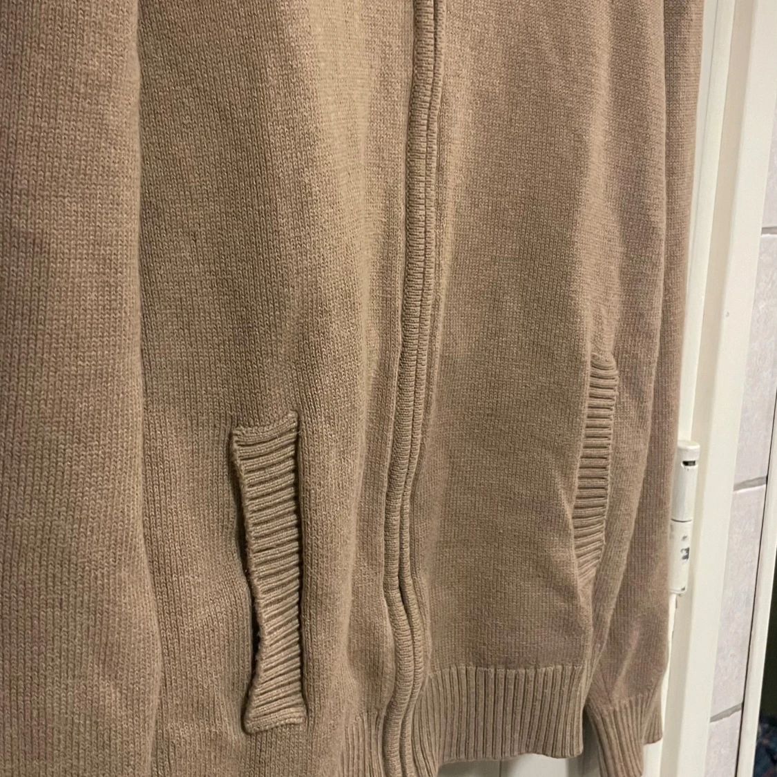 Beige stickad kofta från Dressmann - 1