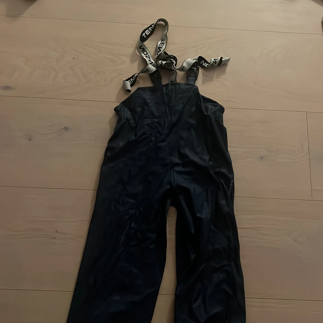 Randig regnjacka och regn byxor från Tenson i storlek 122/128 - 2