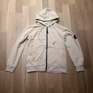 Beige hoodie från Stone Island - Snygg beige hoodie från Stone Island.
