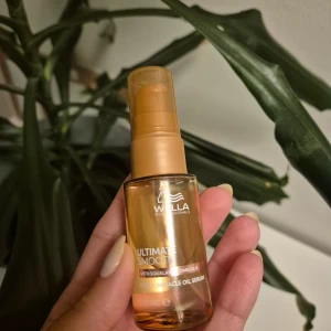 Wella Ultimate Smooth Miracle Oil Serum - Wella Professionals Ultimate Smooth Miracle Oil Serum med squalane och omega-9. Vårdar djupt håret inifrån och ut och gör det synligt slätare och glansigare. Vårdar ditt hår på 30 sekunder.  Detta hårserum ger skydd mot UV-ljus och värme (230°C/450°F) och ger 96 timmars frisskontroll och silkeslen glans. Testad men passade inte min hårtyp, se bild 2 för kvarvarande mängd. Obs, säljer fler produkter från wella, för dog som vill ha paketpris.