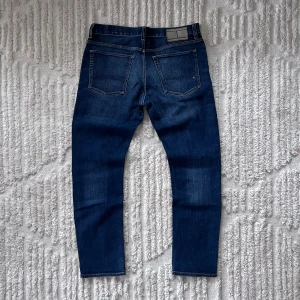 Tommy Hilfiger Jeans - Vintage Tommy Hilfiger Jeans med lite stretchy material och slim fit | Storlek: 32/32 | Skick: Utmärkt 