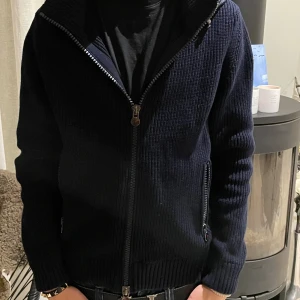 RARE Moncler cardigan💫 - Säljer nu en super rare moncler cardigan i helt perfekt skick. Visar inga tecken på användning! Jackan säljs inte längre där av efterfrågan! Lätt en av dem snyggaste Moncler plaggen. Pris|| 3999|| men går att diskutera vid smidig affär! Jackan är storlek S och modellen är 176 och väger 56. Skriv gärna om frågor!