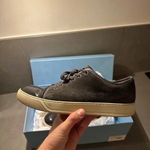 Lanvin gråa storlek 43 (9) - Snygga grå sneakers från Lanvin i  mocka och blank cap toe.
