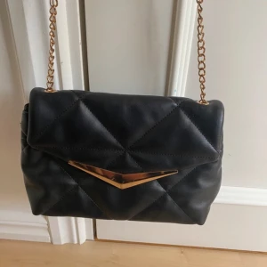 Väska  - 2 väskor för 300 kr och inga märken ingetinging på de 