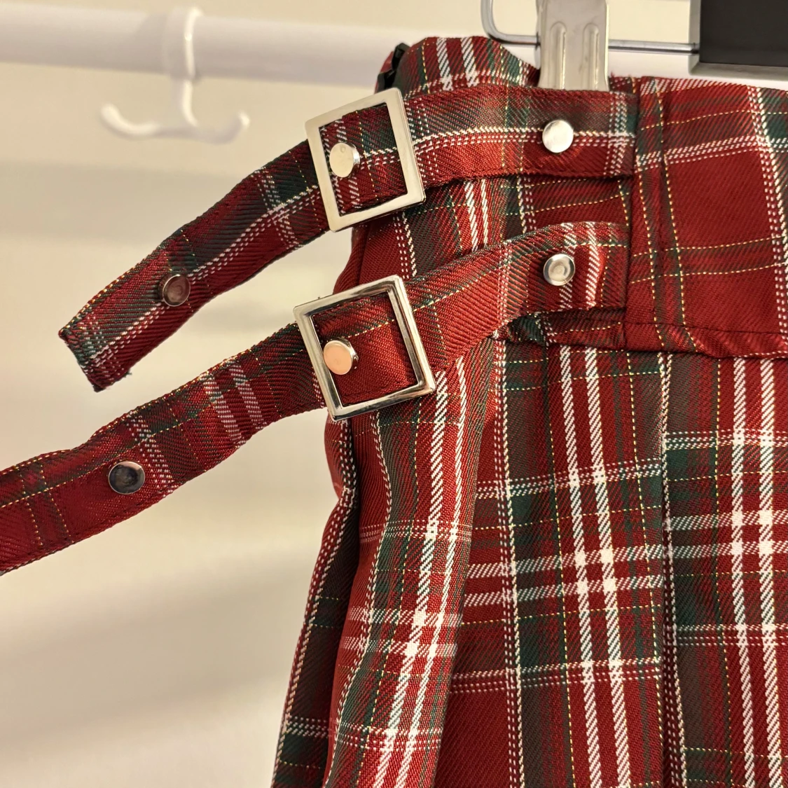 Rutig röd minikjol med spännen - 1