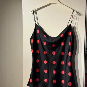 Prickig topp ZARA - Så så fin prickig topp från ZARA, med en cowlneck. Tyvärr är den för liten för mig :( Men den är marinblå och rosa (den blå färgen syns ganska bra på andra bilden!). I storlek S och bara använd 1 gång. 