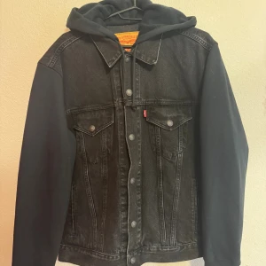 Svart Levis Jacka - Säljer denna snygga Levis Jacka som är köpt i USA för 150$. Storlek M och relaxed passform. Aldrig använt och helt ny. Riktigt fint och skönt material som sitter bra på kroppen. Om det finns några frågor eller prisförslag är det bara att skriva. 
