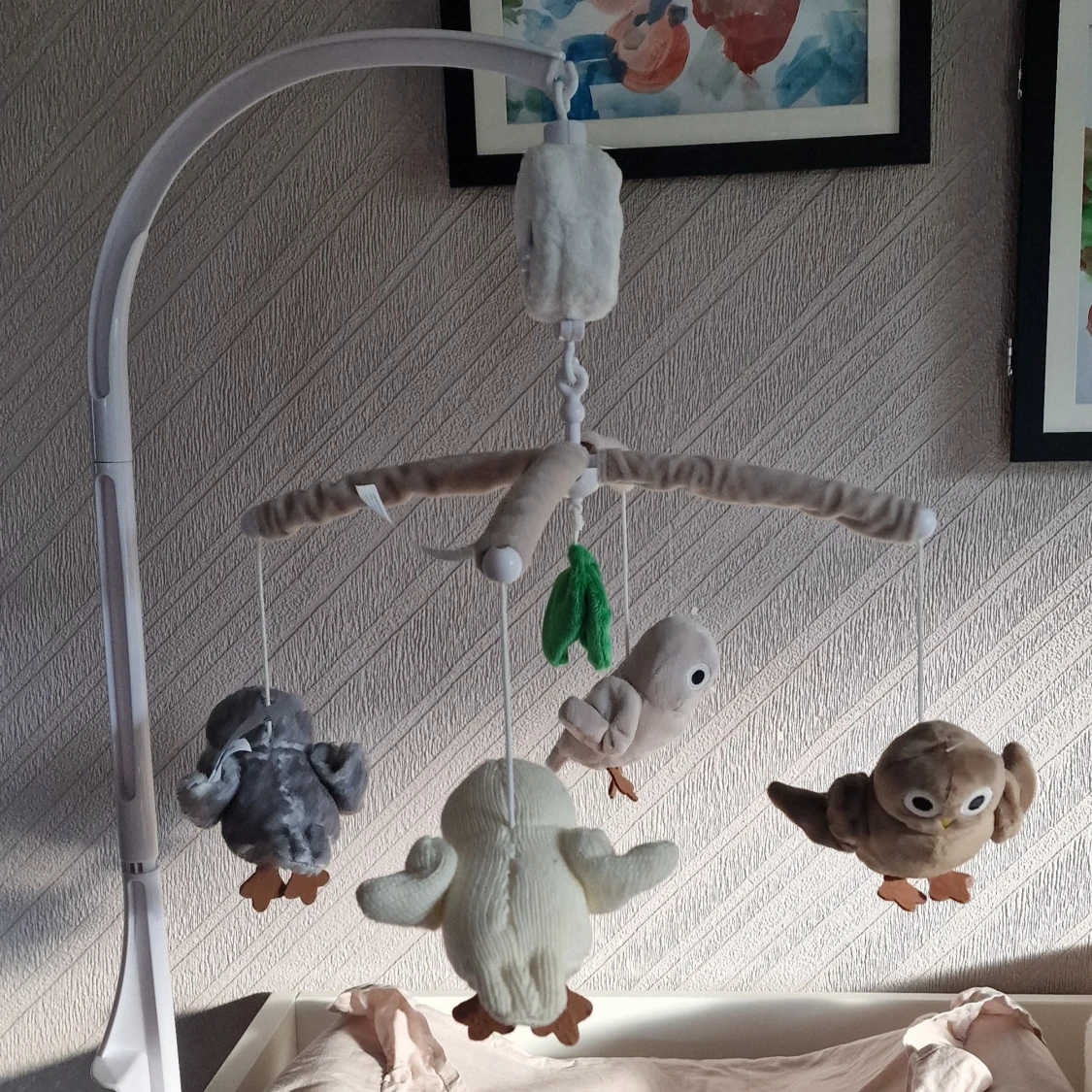 Ugglemobil till spjälsäng