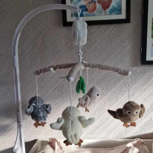 Ugglemobil till spjälsäng - Söt spjälsängsmobil med fyra mjuka ugglor i olika färger. Fästs enkelt på sängkanten eller skötbordet med stabilt fäste. Mobilen är i mycket fint skick utan synligt slitage och passar perfekt för att stimulera och lugna ditt barn. Läs mer om mobilen här: https://sovtex.se/barnartiklar/barnrumsinredning/baby-owls-mobil-speldosa?pk_campaign=Shopping-brand&pk_kwd=1787701&gad_source=1&gad_campaignid=740402338&gclid=Cj0KCQjw9obIBhCAARIsAGHm1mQki2H2I2mxkam7nQRLopa-0eEETrC-8X0N4duBbXsA9NUne_Imo4AaAgHeE