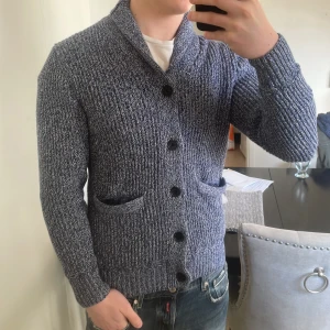 Stickad cardigan - Väldigt fin vit blå ribb stickad cardigan. Storlek M. Modellen är 180cm, 73kg. Passa perfekt nu till kallare väder. Priset kan diskuteras.