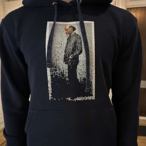 Mörkblå hoodie med grafiskt tryck - Säljer en mörkblå vintage hoodie med huva från ”The cool elephant”