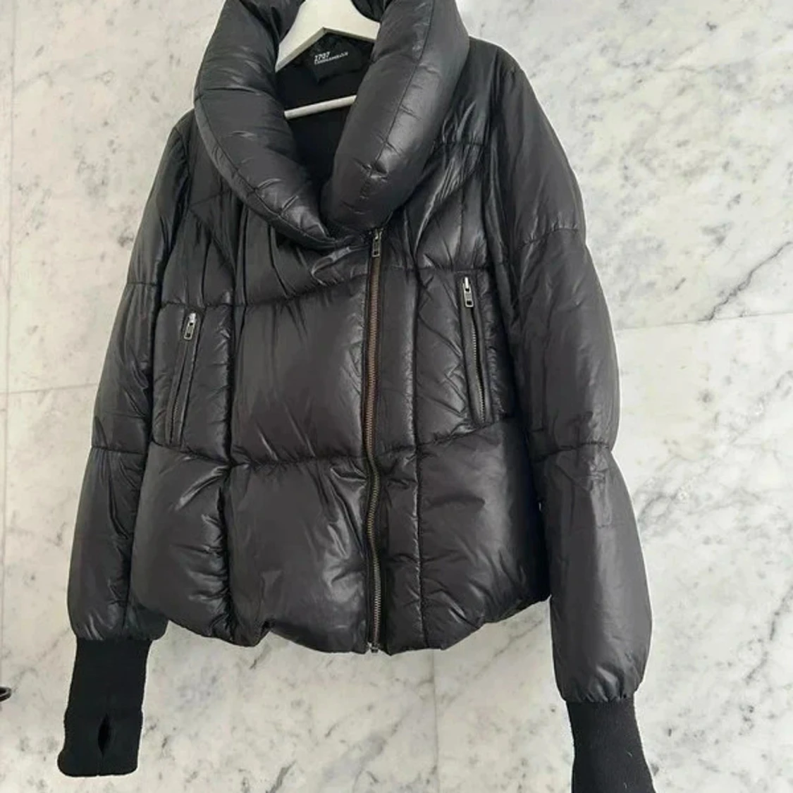 Svart dunjacka med stor krage M/L