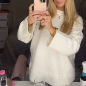 Stickad tröja vit  - Köptes för 2 månader sen ungefär, super fin och praktisk!!!!❤️❤️❤️❤️