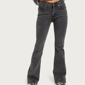 Bootcut mörk grå  jeans från Gina Tricot - Snygga mörk gråa bootcut jeans från Gina Tricot  de är lågmidjade och stretchiga.