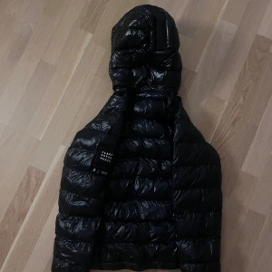 Glansig jacka - Snygg, glansig peak performance jacka k bra skick. Jackan är i storlek 150 men passar även xs och xxs!