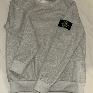 Grå sweatshirt från Stone Island - Helt oanvändt fick det som present.