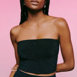 Svart glittrig tubtopp Gina Tricot - Svart glittrig tubtopp från gina tricot i storlek xs. Passar perfekt till nyår och fest. Använd endast två gånger💋🎉