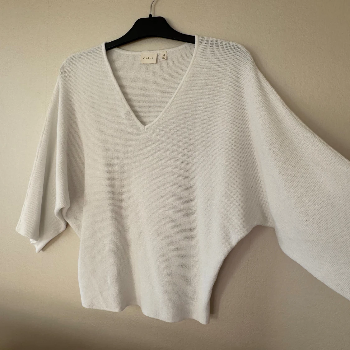 Vit stickad tröja med v-ringning Cyrus