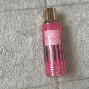 Bombshell New York Fragrance Mist - Limited edition Bombshell New York Fragrance Mist från Victoria's Secret. Snygg rosa flaska med guldlock, perfekt för dig som vill sticka ut. Volym: 250 ml. En populär mist som ger en fräsch känsla hela dagen.