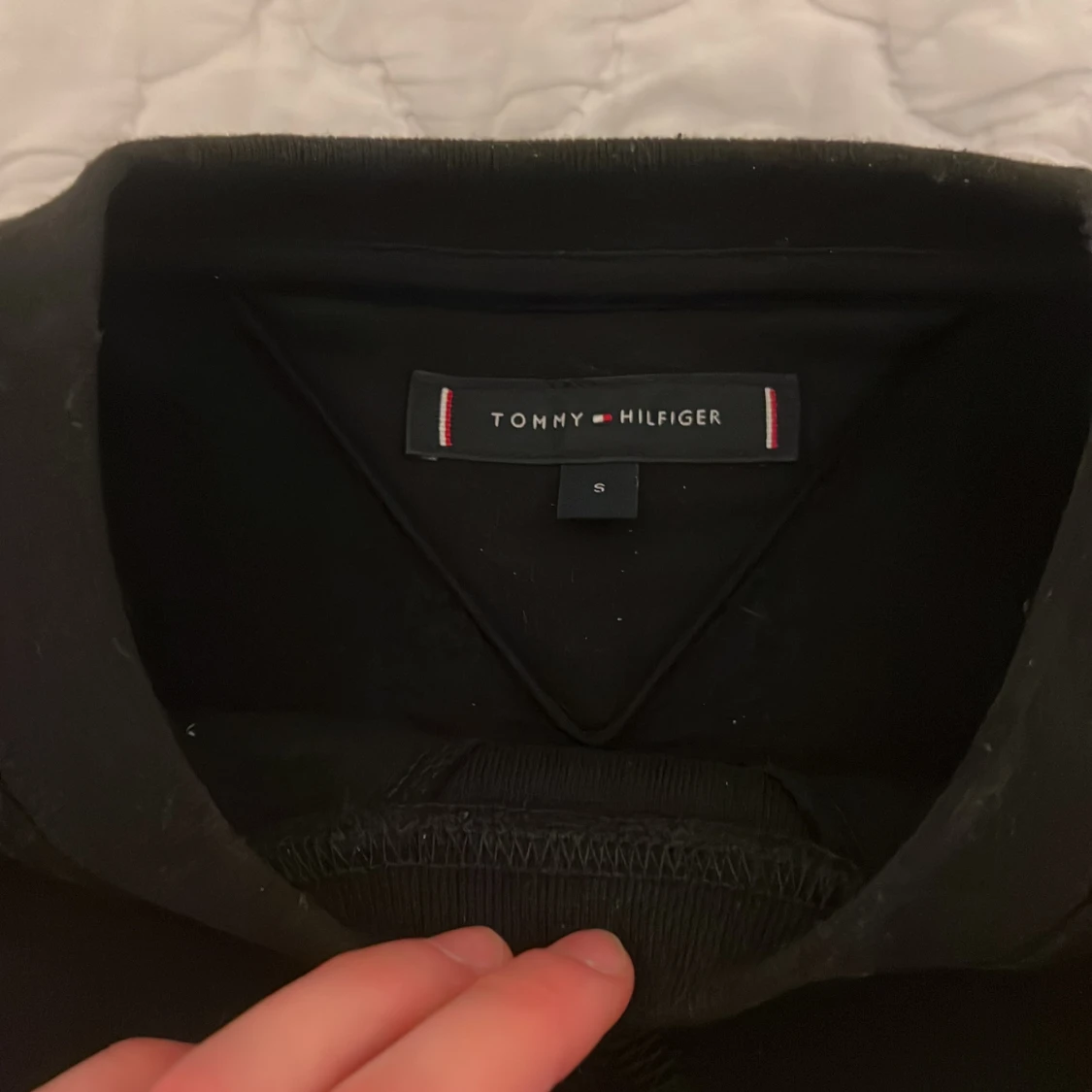 Svart sweatshirt från Tommy Hilfiger - 2