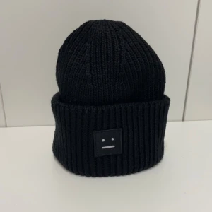 Acne Mössa - Hejsan, säljer en helt ny mössa aldrig tidigare använd. Storlek One Size. Postar alltid inom 24h efter köpet. Skriv gärna om du har fler frågor.