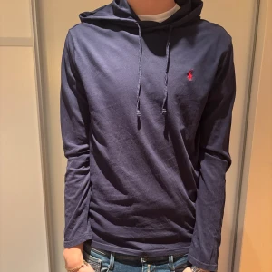 Mörkblå hoodie från Ralph Lauren stl M - Snygg mörkblå hoodie från Ralph Lauren i storlek M passar runt 185 cm. Inga defekter, vid frågor elelr funderingar är det bara att fråga på!
