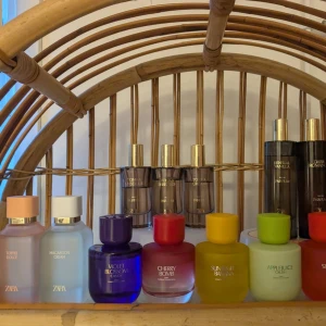 Zarasplit 🌸 - Splittar mina Zaraparfymer i glasdekanter med spray✨️Obs❣️Säljer ej hela flaskan ✨️Dessa splittas I 3/5/10 ml för 25/35/55 kr🔅Violet blossom candy🔅Cherrybomb🔅Sunkissed banana🔅Applejuice crush🔅Strawberry dress🔅Vibrant caramel✨️Dessa splittas i 3/5/10 ml för 25/40/65 kr:🔅Toffee dolce🔅Macaroon cream🔅Sensual vanilla🔅Dark romance✨️Dessa splittas i 3/5 ml för 30/45 kr:🔅Tonka Mystique🔅Tonka Obsession🔅Tonka Cream✨️Skriv vilka du önskar så lägger jag ut som ett nytt paket just nu finns fri frakt 