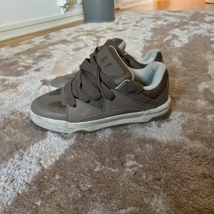 Bruna sneakers från bershka - Säljer ett par bruna sneakers från bershk storlek 44, använt max 2 gng så är som helt ny inga problem me skorna finns. Skriv gärna vid fler frågor.